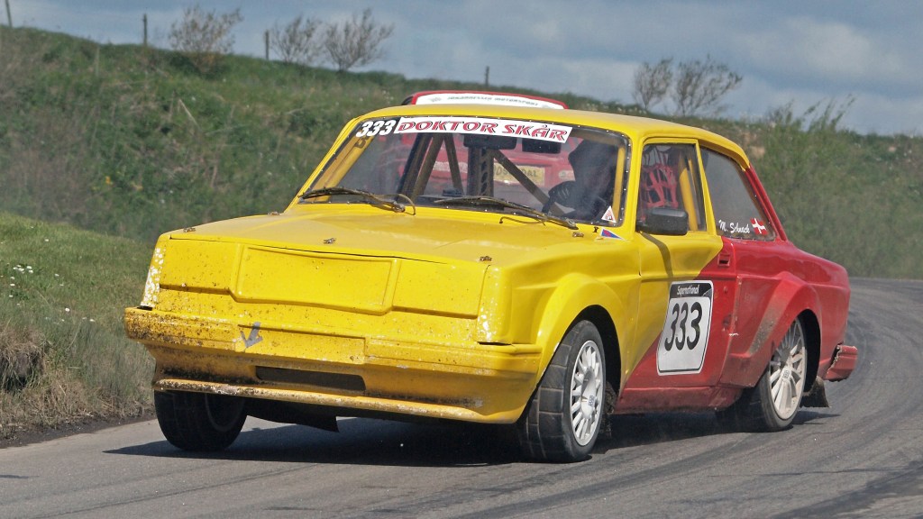 Morten Schnack går til makronerne i sin vilde og voldsomme Volvo 242
(Foto: Åge Kirketerp Jensen)